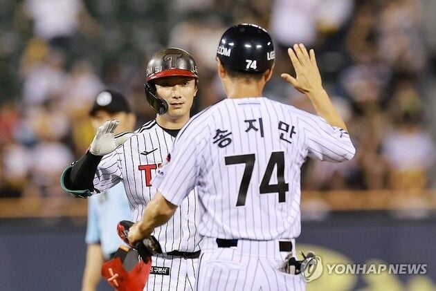 “신민재 3타점 2루타”…LG, 두산에 4-3 역전승 위닝시리즈 / 연합뉴스