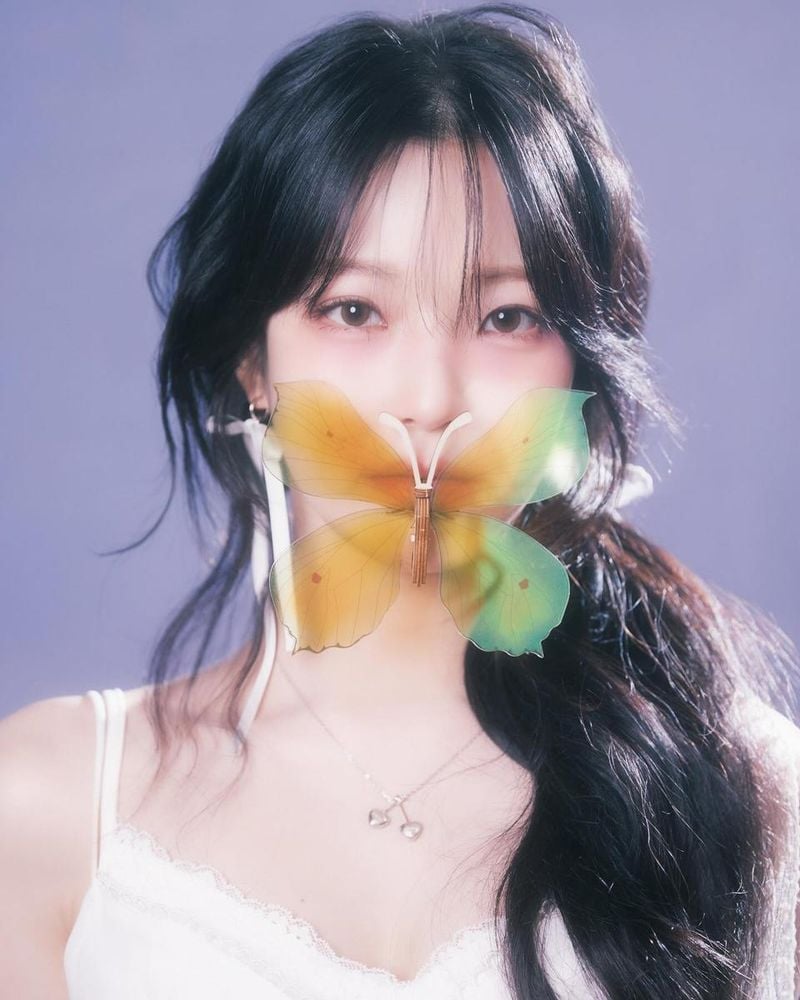 “무언의 시선이 스민 밤”…백지헌, 몽환 속 정적→나비와의 교감 / 걸그룹 프로미스나인 백지헌 인스타그램