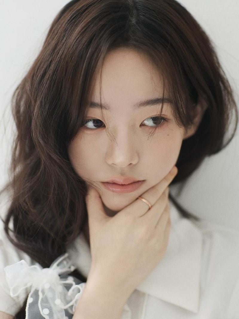 “맥락 없는 시선과 미묘한 표정”…설지원, 고요한 여름밤→여운 남긴 셀카 / 배우 설지원 인스타그램