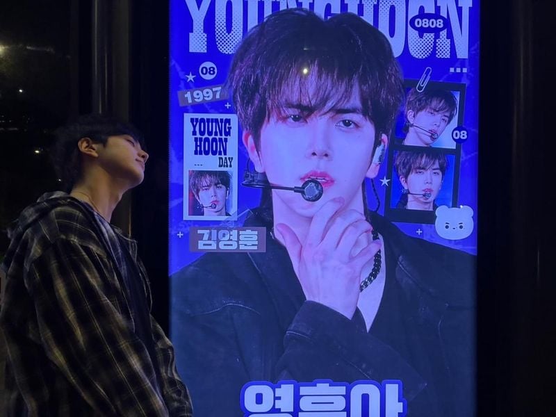 “Yes My birthday”…영훈, 반짝이는 자정의 미소→도심 한가운데 생일 자축 / 그룹 더보이즈 영훈 인스타그램