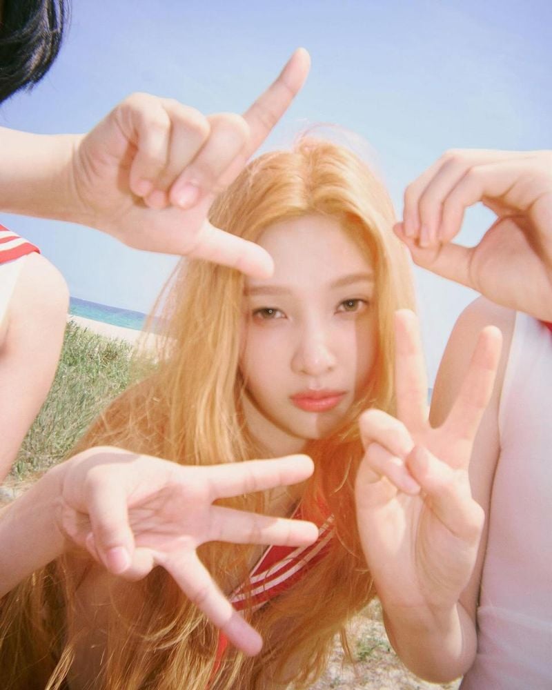 “우정과 사랑을 손끝에 담아”…조이, 여름 해변에서→청춘의 자유 포착 / 걸그룹 레드벨벳 조이 박수영 인스타그램