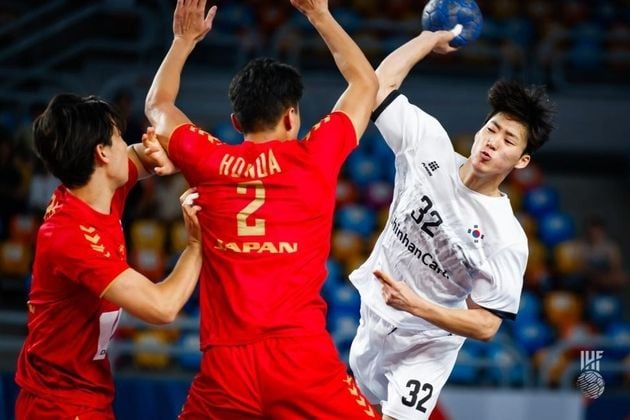 “최영우 9골 분투”…한국, 일본에 32-34로 패하며 16강 탈락 / 연합뉴스