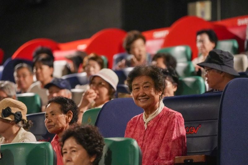 “배움에 나이는 없다”…‘오지게 재밌는 가시나들’ CGV 상영→만학도 울렸다 / 한국문화예술위원회