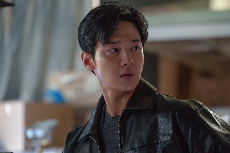 “낯선 어둠에 스며들다”…장동윤, 냉철한 눈빛→미스터리 폭발 / 배우 장동윤 인스타그램