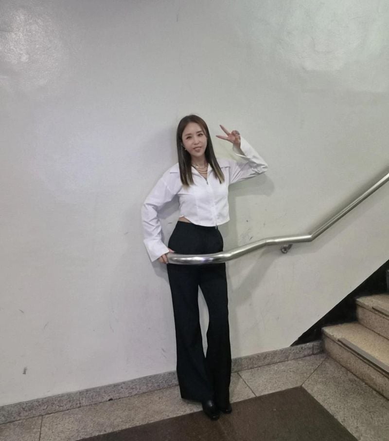 “간만이야라는 반가운 인사”…신지, 설렘 가득 무대 앞→차분한 카리스마 / 코요태 신지 인스타그램