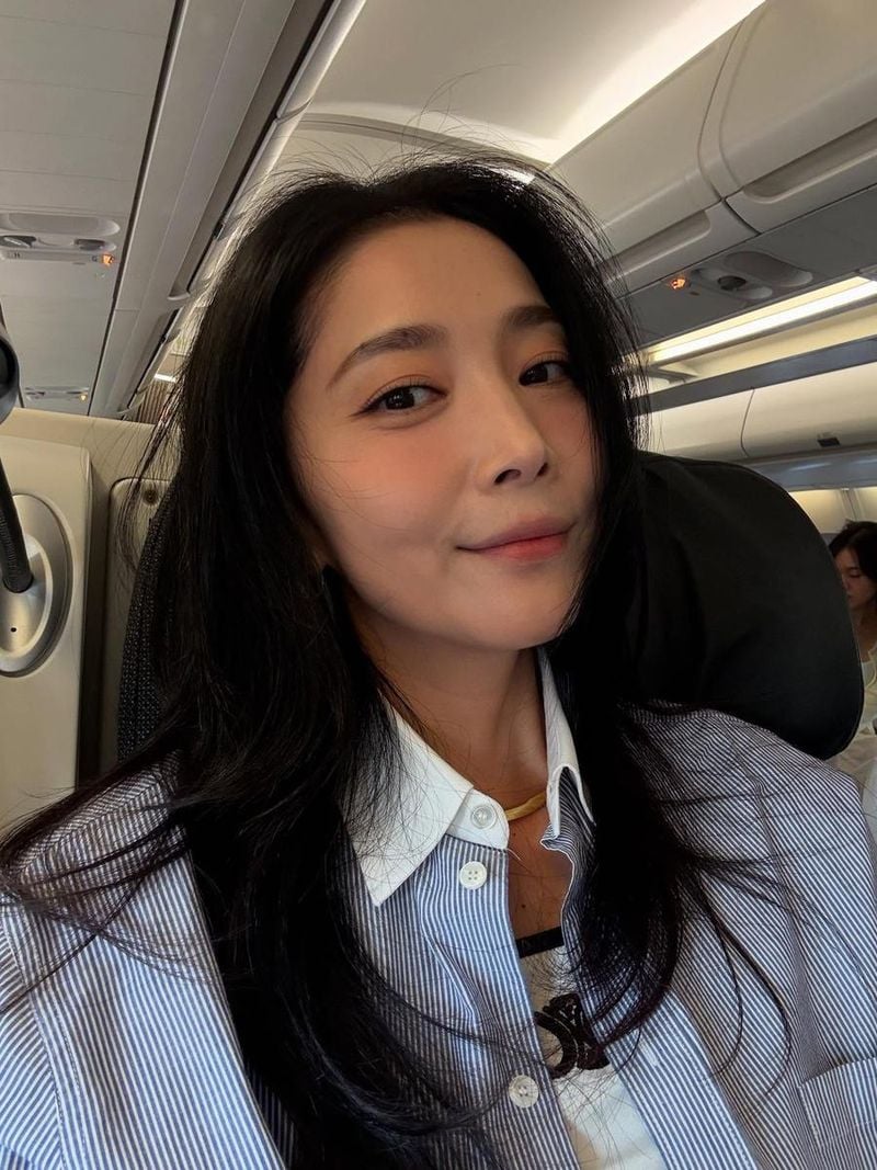 “민이랑 엄마랑”…오윤아, 비행 속 평온→따스한 미소로 시선 압도 / 배우 오윤아 인스타그램