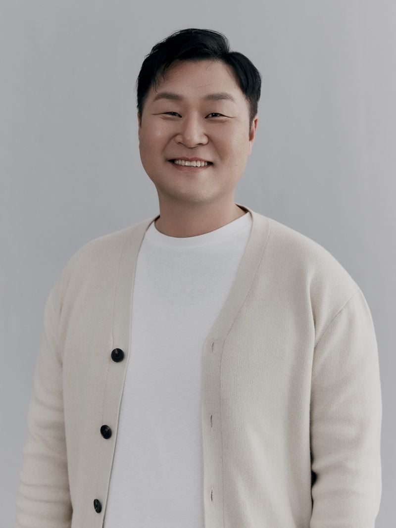 “시한폭탄 같은 존재감”…윤경호, ‘취사병 전설이 되다’ 행정 보급관 변신→캐릭터 기대감 폭발 / 눈컴퍼니