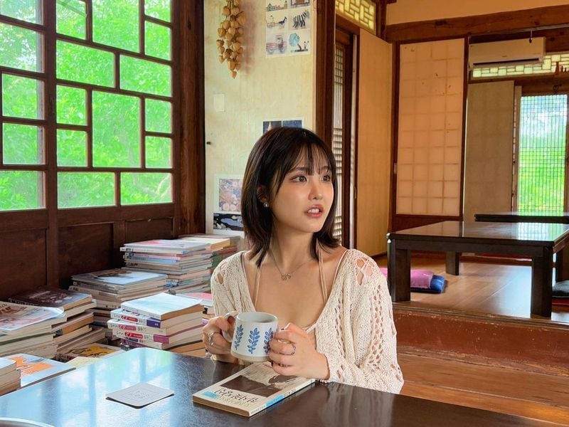 “창 너머로 물든 오후”…류민희, 고요한 여름→서정적 한옥풍 여운 / 가수 류민희 인스타그램