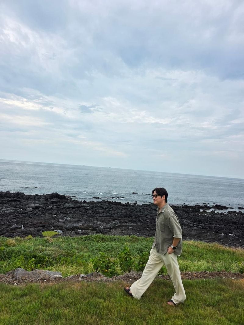 “JEJU 토르 같은 고요한 발걸음”…한규원, 제주 푸른 해변→여름 감성 산책 / 배우 한규원 인스타그램