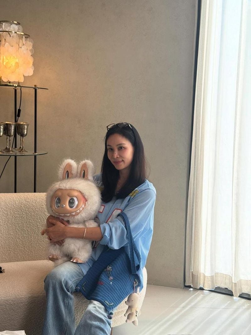 “금일 영상 업로드 되었습니다”…고소영, 여유 속 소녀 감성→인형 안은 미소 / 배우 고소영 인스타그램