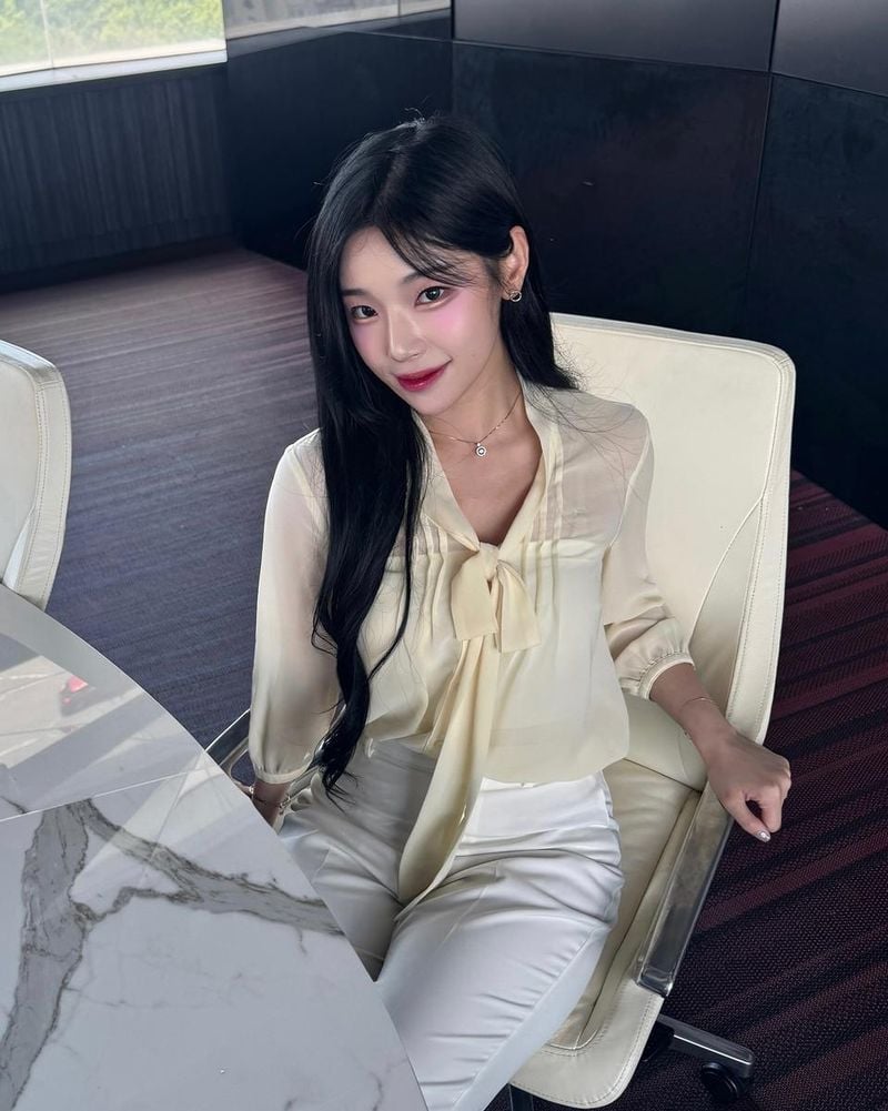 “빛에 스며듭니다”…조연주, 담담한 미소→우아한 오피스룩 / 치어리더 조연주 인스타그램