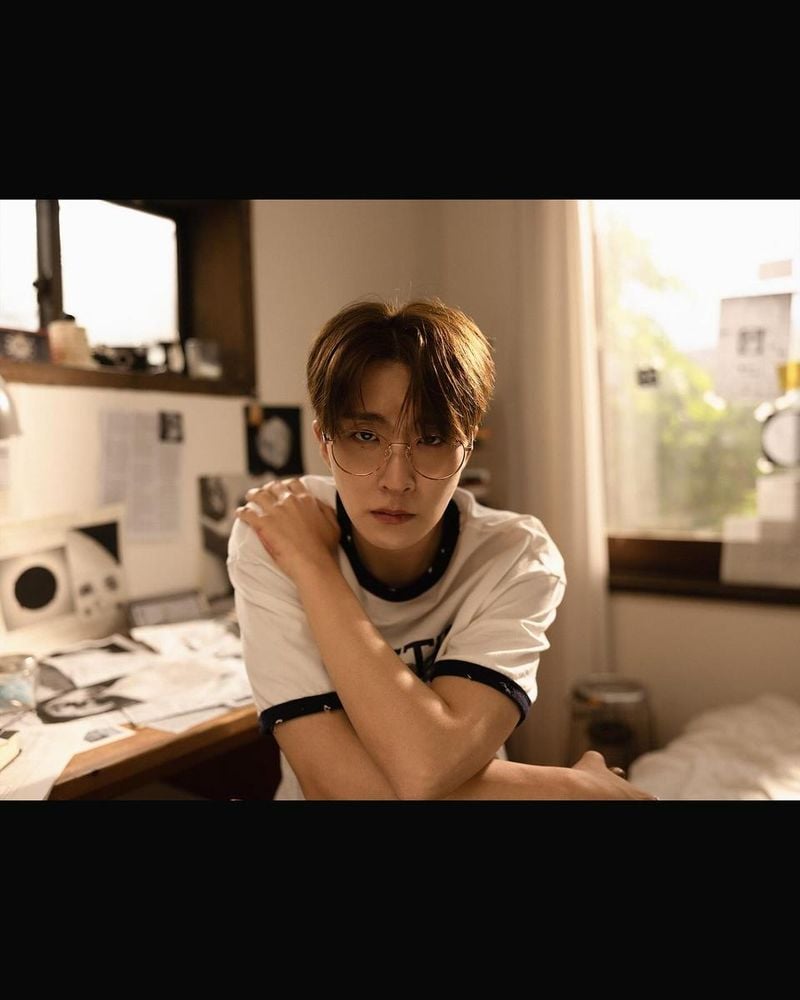 “창밖을 응시하는 찰나”…영재, 무드 가득→잔잔한 여름 오후 / 갓세븐 영재 인스타그램