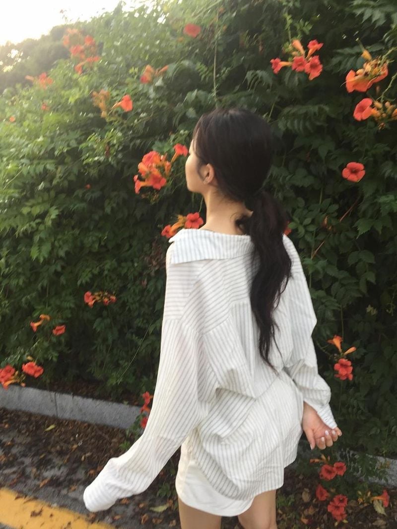 “해지기 전에 얼렁 꽃구경”…강두나, 여름 끝자락→감성 산책 / 걸그룹 첫사랑 강두나 인스타그램