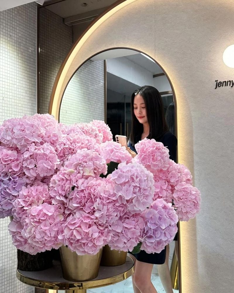 “분홍빛 꽃에 스미는 미소”…손여은, 여름밤 정적 속→청초한 분위기 / 배우 손여은 인스타그램