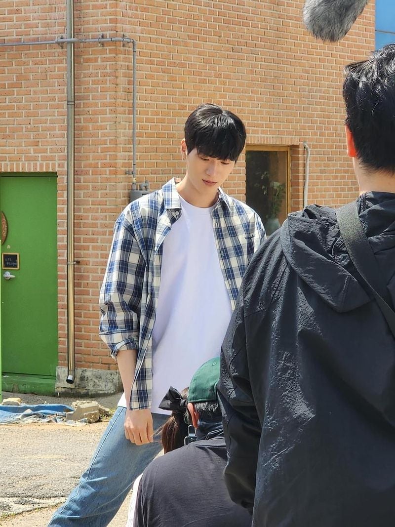 “햇살 아래 깊어진 눈빛”…전준호, 여름 오후→설렘 가득 촬영 현장 / 배우 전준호 인스타그램