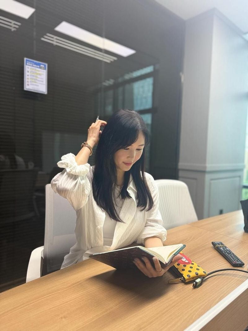 “불타게 회의하기”…장영란, 여름 밤 집중→새로운 도전 앞둔 설렘 / 방송인 장영란 인스타그램