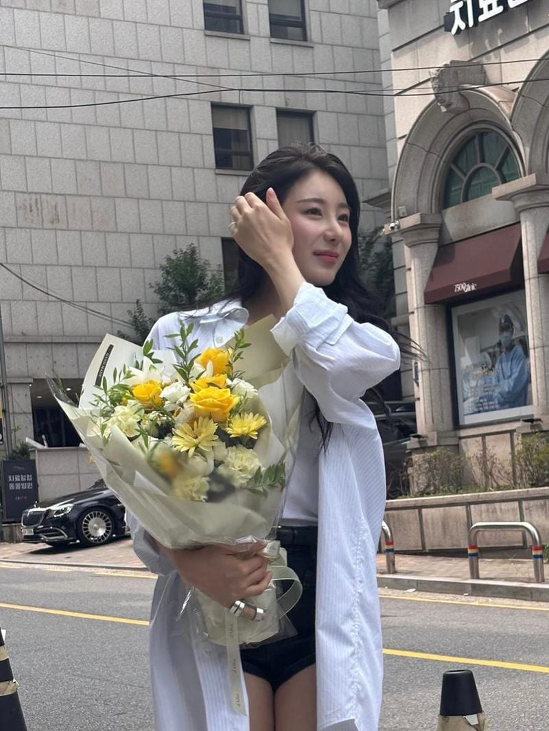 “꽃다발 품에 안고”…이채연, 여름 오후 빛→도심 설렘 가득 / 걸그룹 아이즈원 이채연 인스타그램