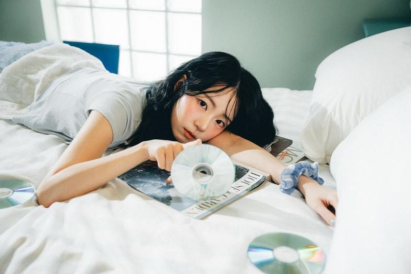 “흐릿한 빛 아래 소년 같은 시선”…하은, 여름 밤→몽환적 분위기 완성 / 걸그룹 아트비트 v 하은 인스타그램