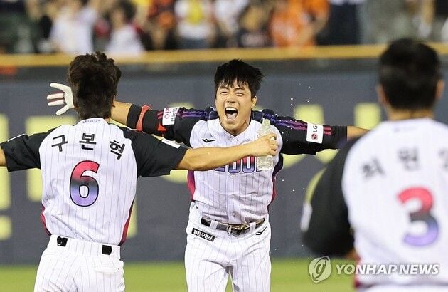 “연장 10회 끝내기 안타”…천성호, LG 단독 1위 견인 / 연합뉴스