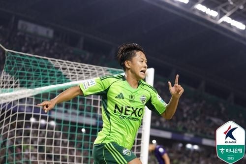 “이승우 후반 43분 극장골”…전북, 안양에 2-1 승 21경기 연속 무패 / 연합뉴스