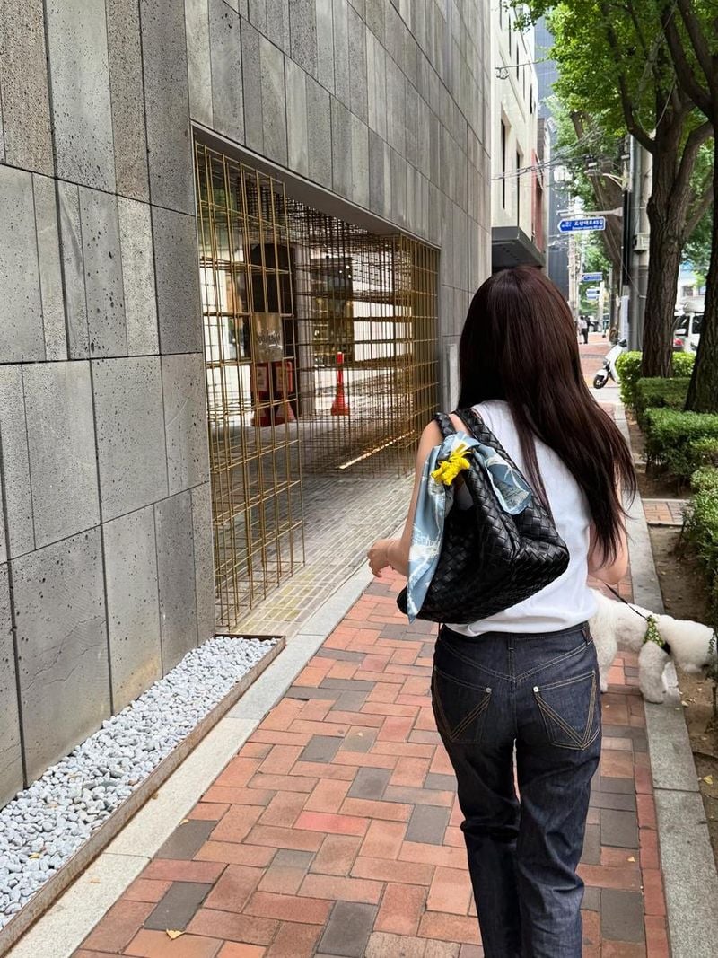 “조용한 오후, 어깨에 꽃처럼”…정채연, 여름 산책→잔잔한 설렘의 순간 / 걸그룹 아이오아이 정채연 인스타그램