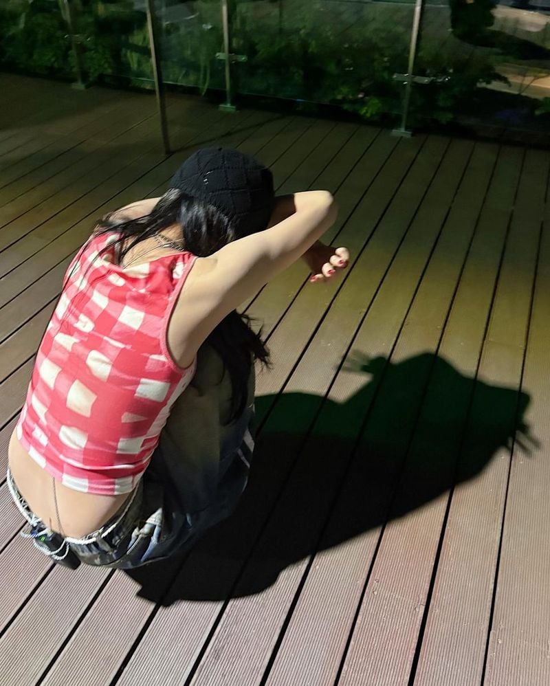 “그림자마저 자유롭다”…민니, 여름밤 이국적 무드→강렬 여운 / 걸그룹 아이들 민니 인스타그램