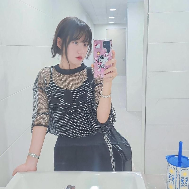 “오늘 녹음 완성”…심규선, 투명한 거울 셀카→여름밤 서늘한 여운 / 가수 심규선 인스타그램