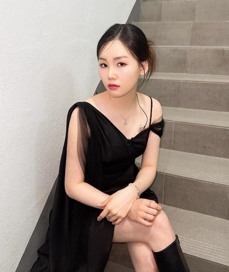 “바람결 스치는 밤”…나영, 고요한 시선→블랙 드레스의 매혹 / 가수 나영 인스타그램
