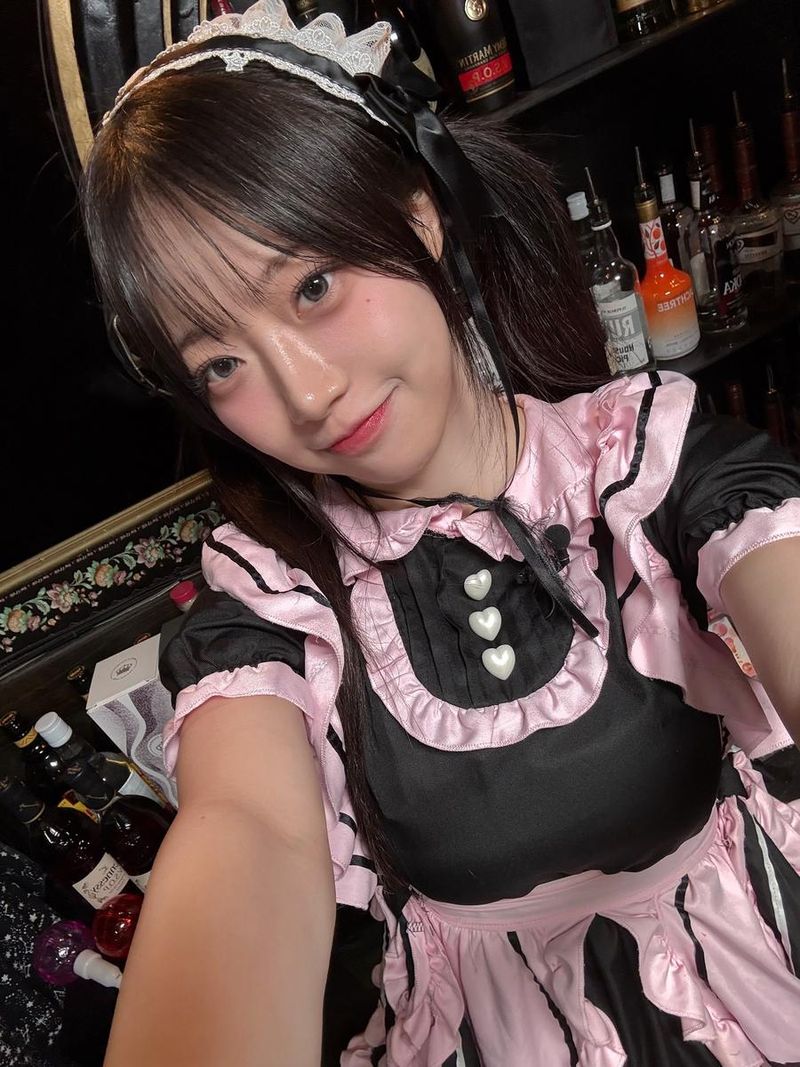 “아무것도 할 줄 아는 건 없지만”…김지원, 장난스런 미소→메이드 변신 눈길 / 걸그룹 시그니처 김지원 인스타그램