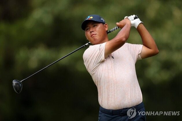 “막판 3연속 버디 집중력”…김시우, PGA PO 2R 공동 11위 도약 / 연합뉴스