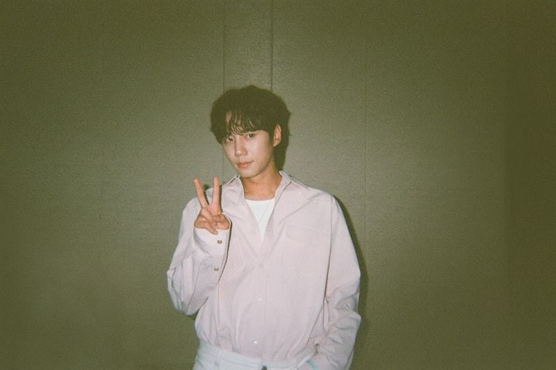 “가벼운 미소로 전한 안부”…이준영, 담담한 여름 오후→따사로운 포즈 / 가수, 배우 이준영 인스타그램