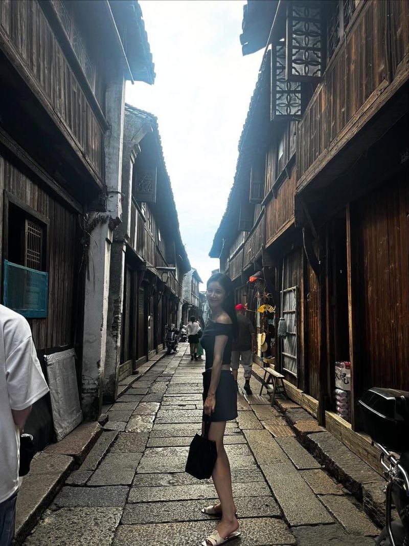 “그림자 속 빛나는 여름”…손성윤, 고즈넉한 골목길→아련한 여운 / 배우 손성윤 인스타그램