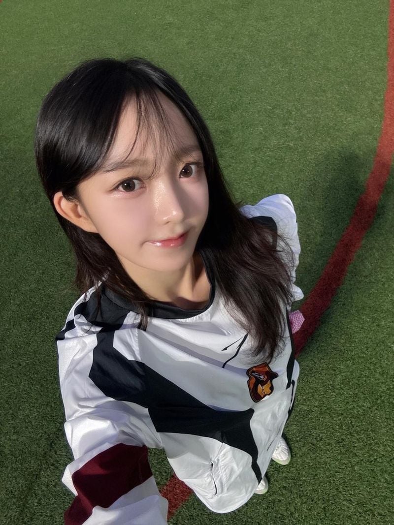 “일상 축구, 땀 흘리기 전에 후딱”…김소희, 여름 운동장 위→설렘 가득 셀카 / 가수 김소희(1995) 인스타그램
