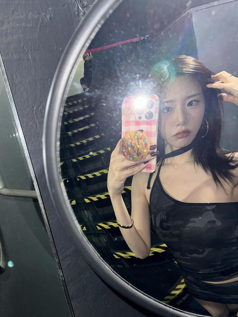 “삶이 영화 같았어요”…지유, 압도적 눈빛→여름 거울 셀카로 시선 강탈 / 걸그룹 드림캐쳐 지유 인스타그램