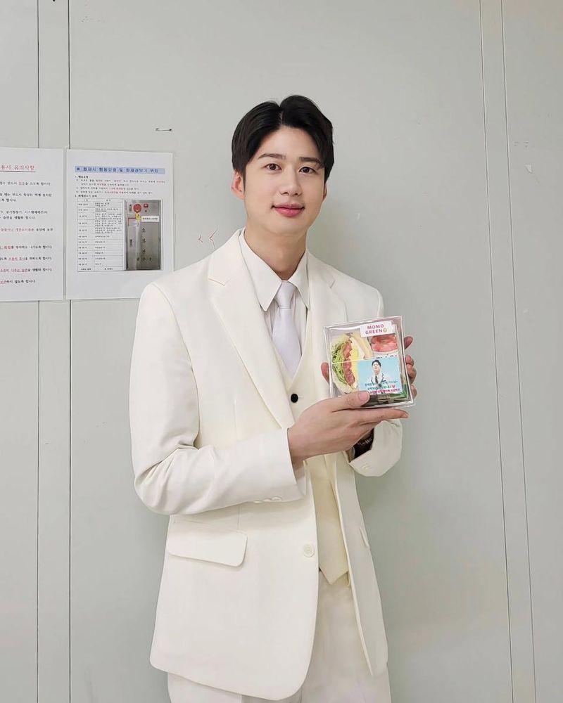 “고마움 가득한 하루”…오강혁, 밝은 여름 미소→무결점 수트 자태 / 가수 오강혁 인스타그램