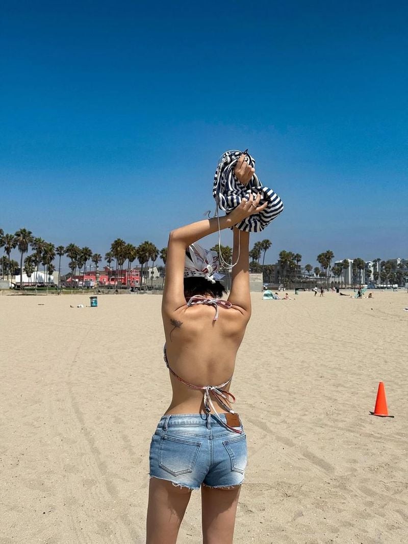 “등 뒤로 머문 여름”…전소연, 강렬한 해변→자유의 압도적 순간 / 걸그룹 아이들 전소연 인스타그램