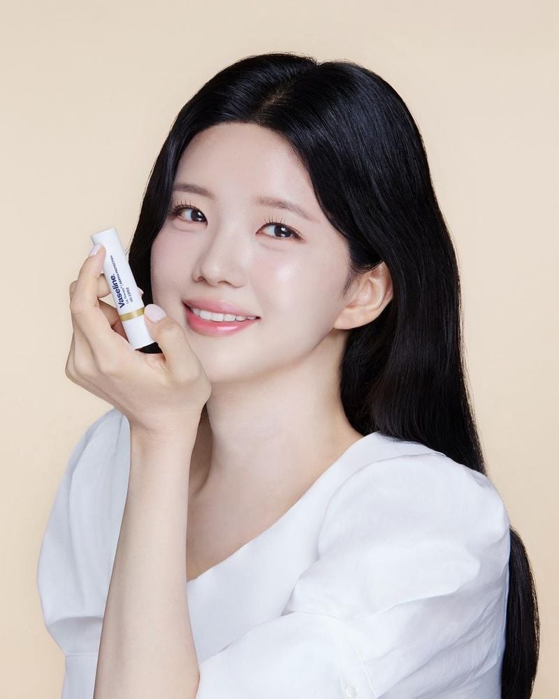 “바르자마자 부드럽게 스며들어요”…이제연, 환한 미소로 전한 여름 촉촉함→청량美 담은 오후 / 하트페어링 출연자 변호사 이제연 인스타그램