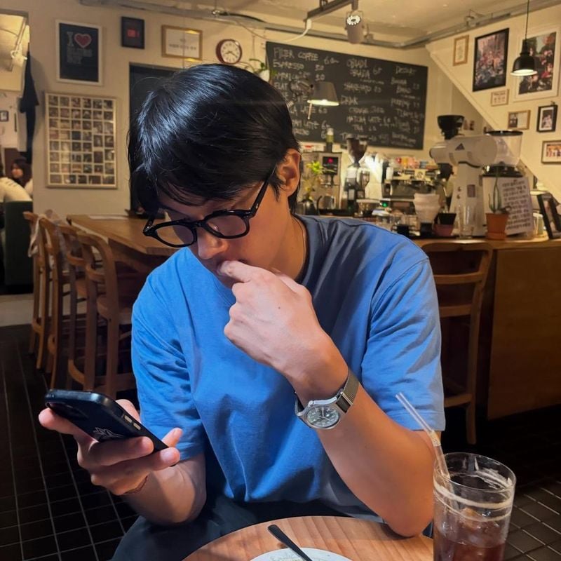 “생각의 흐름을 따라”…신우재, 지적 여운→일상 속 고요한 몰입 / 하트페어링 출연자 화가 신우재 인스타그램