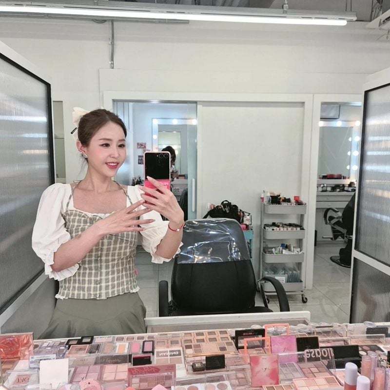 “오늘은 남원 그리구 대전에서 만나요”…신지, 환한 미소→설렘 가득한 대기실 셀카 / 코요태 신지 인스타그램