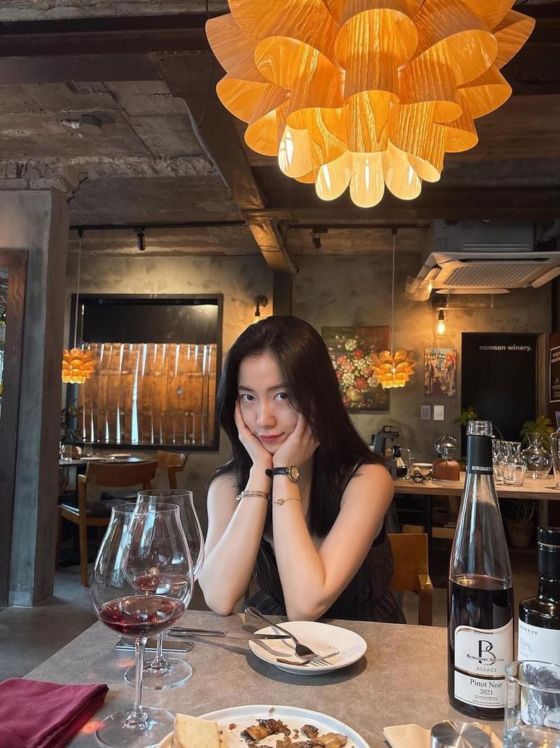 “느긋함 가득한 여름밤”…류화영, 조용한 미소→감성 폭발의 식사 / 배우 류화영 인스타그램