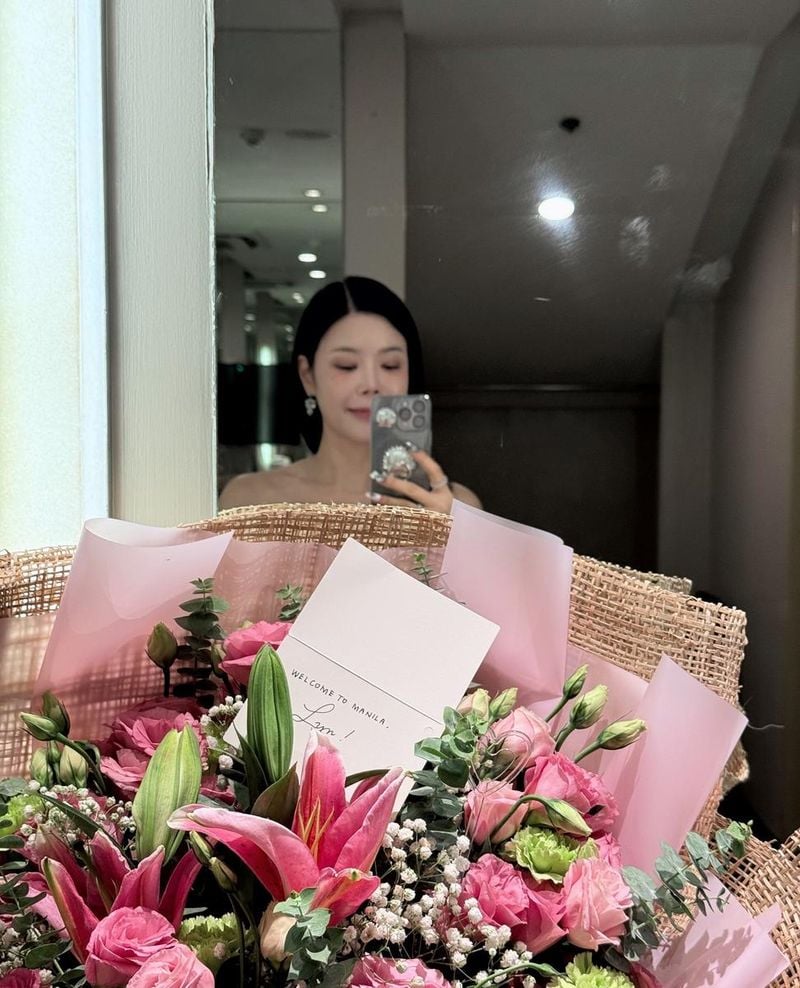 “따스함 속에 물든 순간”…린, 정갈한 미소→마닐라 꽃다발 인증 / 가수 린 인스타그램