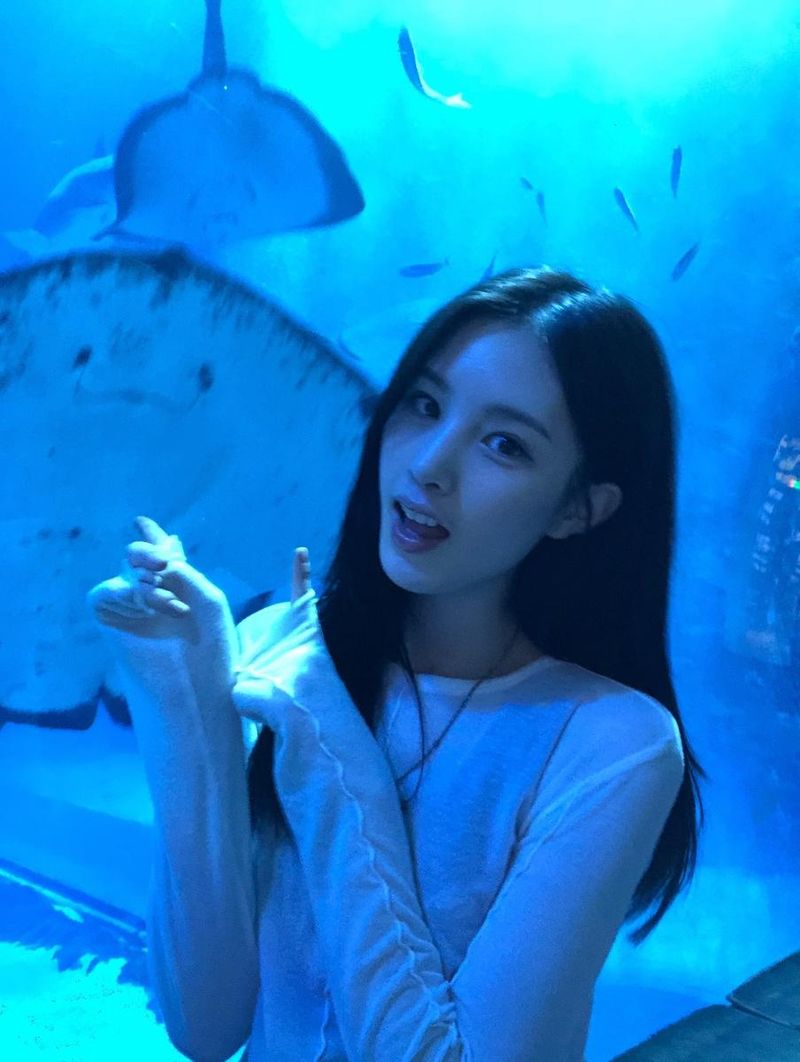 “빛으로 젖은 저녁”…이재희, 푸른 수조 앞에서→몽환 감성 발산 / 걸그룹 위클리 이재희 인스타그램