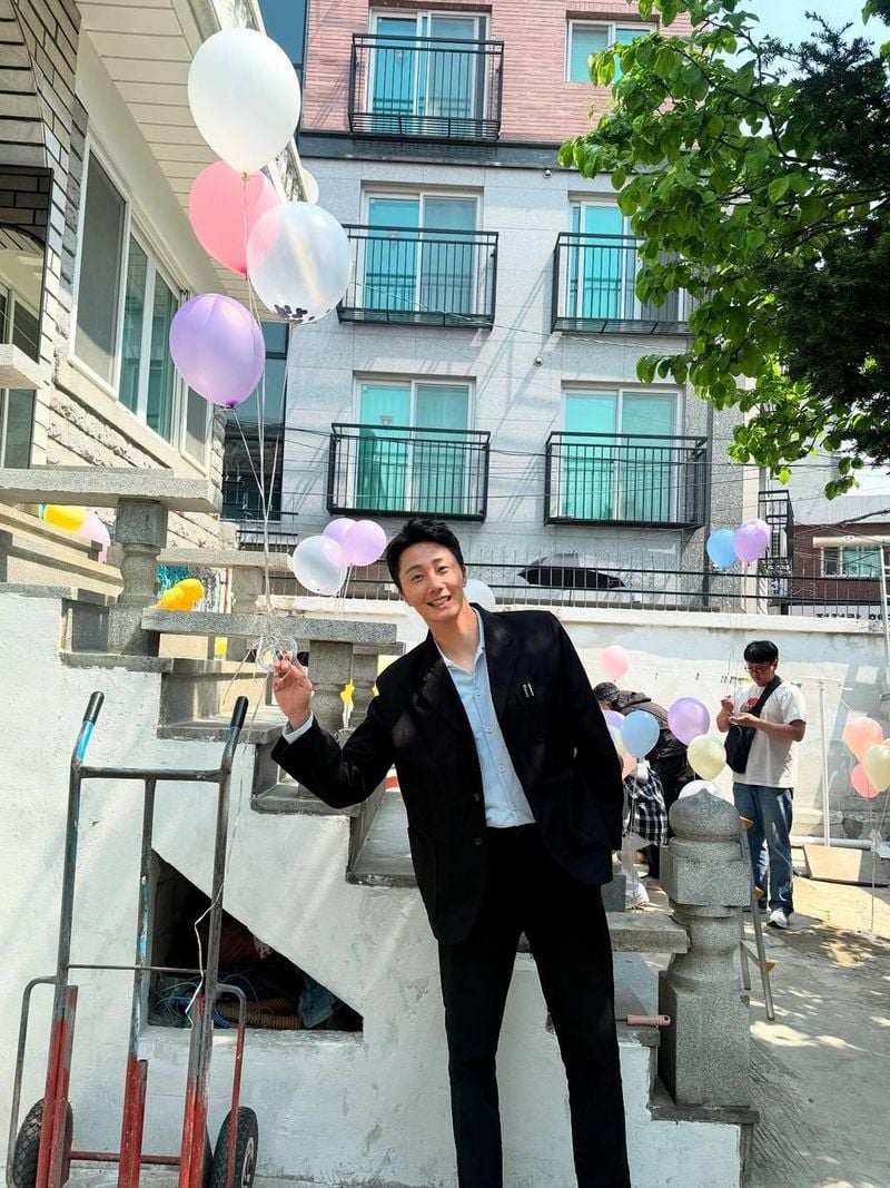 “화려한 기억은 찰나에 남아요”…정일우, 여름 햇살 아래→기대감 전율 / 배우 정일우 인스타그램