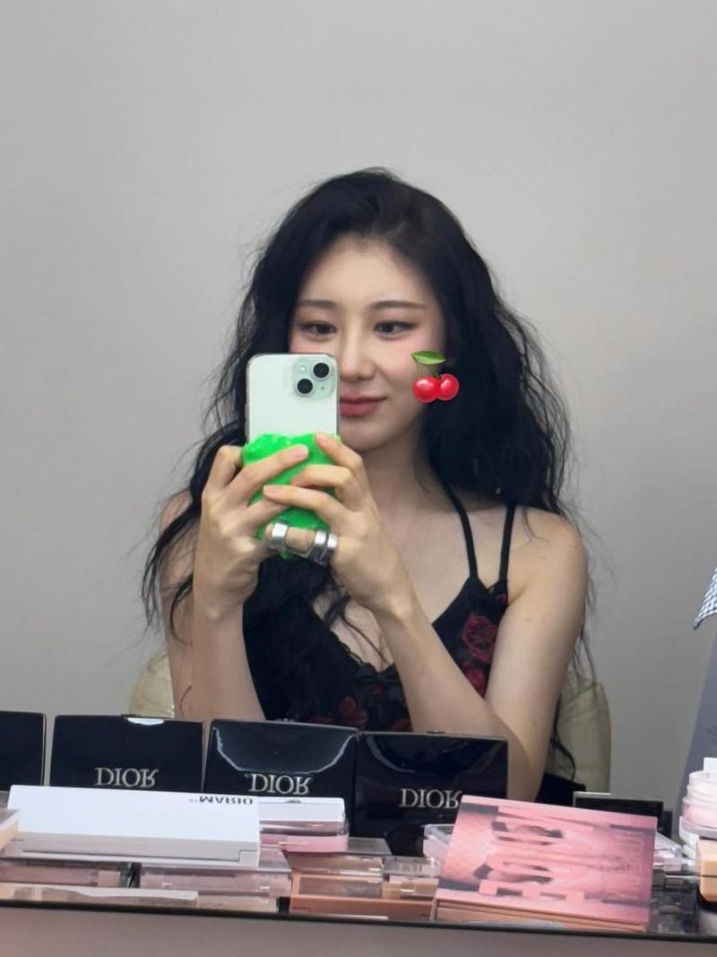 “거울 너머로 스며든 변화”…이채연, 흑장미 무드→몽환적 셀카 / 걸그룹 아이즈원 이채연 인스타그램