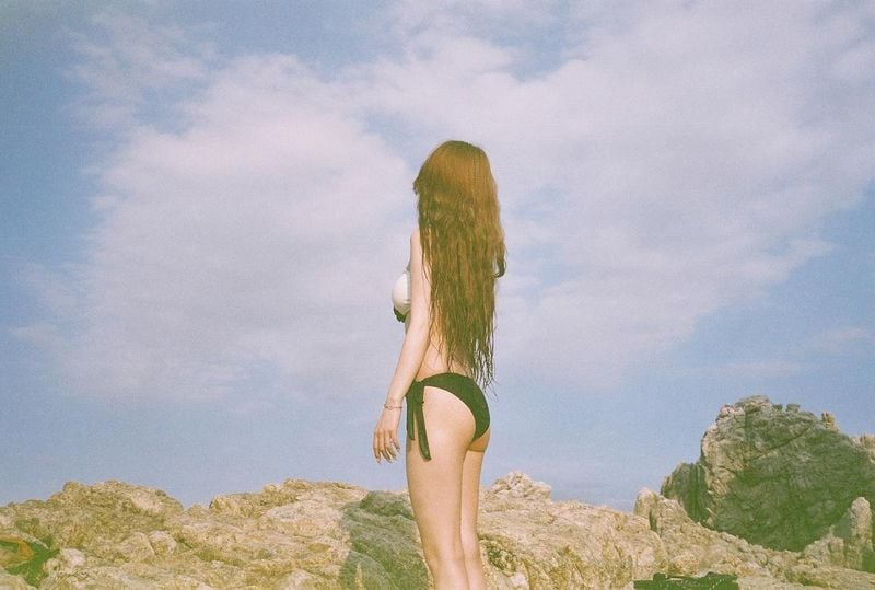 “빛을 등진 여름의 소녀”…여진, 태양 아래→자유로운 존재감 / 걸그룹 루셈블 여진 인스타그램