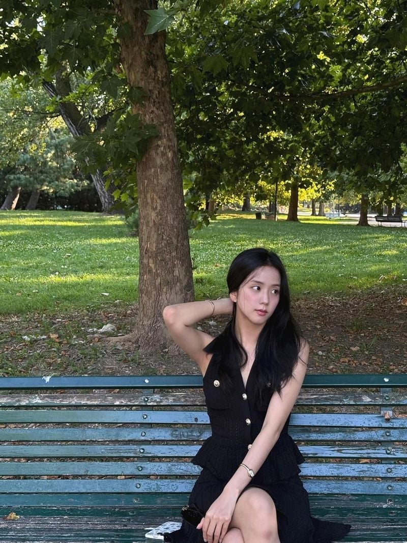 “산책의 여운이 스민 저녁”…지수, 푸르른 여름빛→고요한 시선 / 블랙핑크 지수 인스타그램