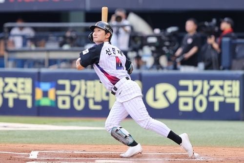 “1회 6득점 폭발”…LG, 한화에 8-1 완승 하반기 17승 3패 선두 질주 / 연합뉴스
