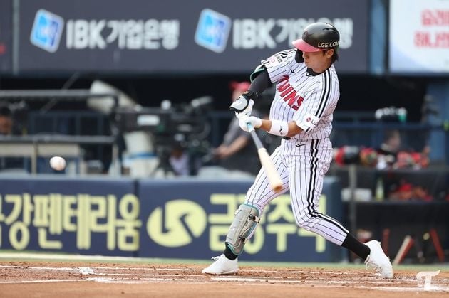 “14구 승부 끝 안타”…신민재, 3안타 5출루 맹활약 / 연합뉴스