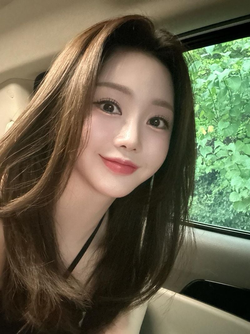 “차분히 번지는 미소”…홍지윤, 싱그러운 여름날→청량한 셀카로 근황 / 가수 홍지윤 인스타그램