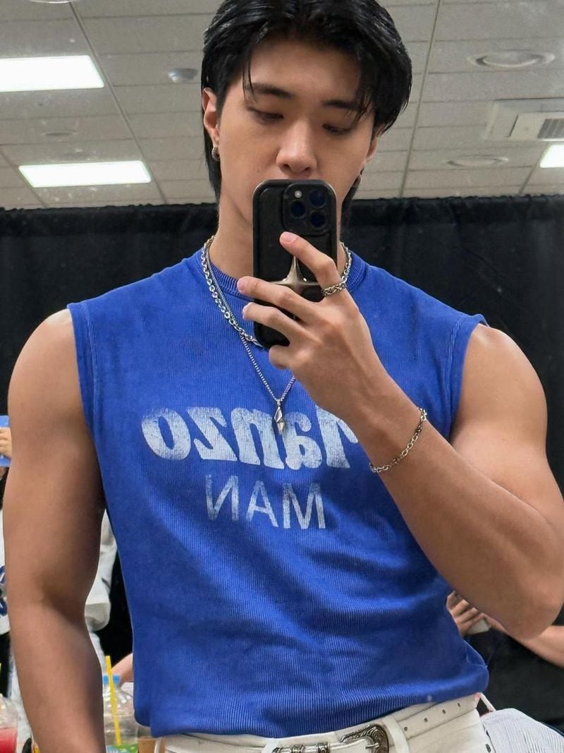 “거울 앞에서 마주한 여름”…와이엇, 푸른 도발→자신감 가득한 셀피 / 그룹 온앤오프 와이엇 인스타그램